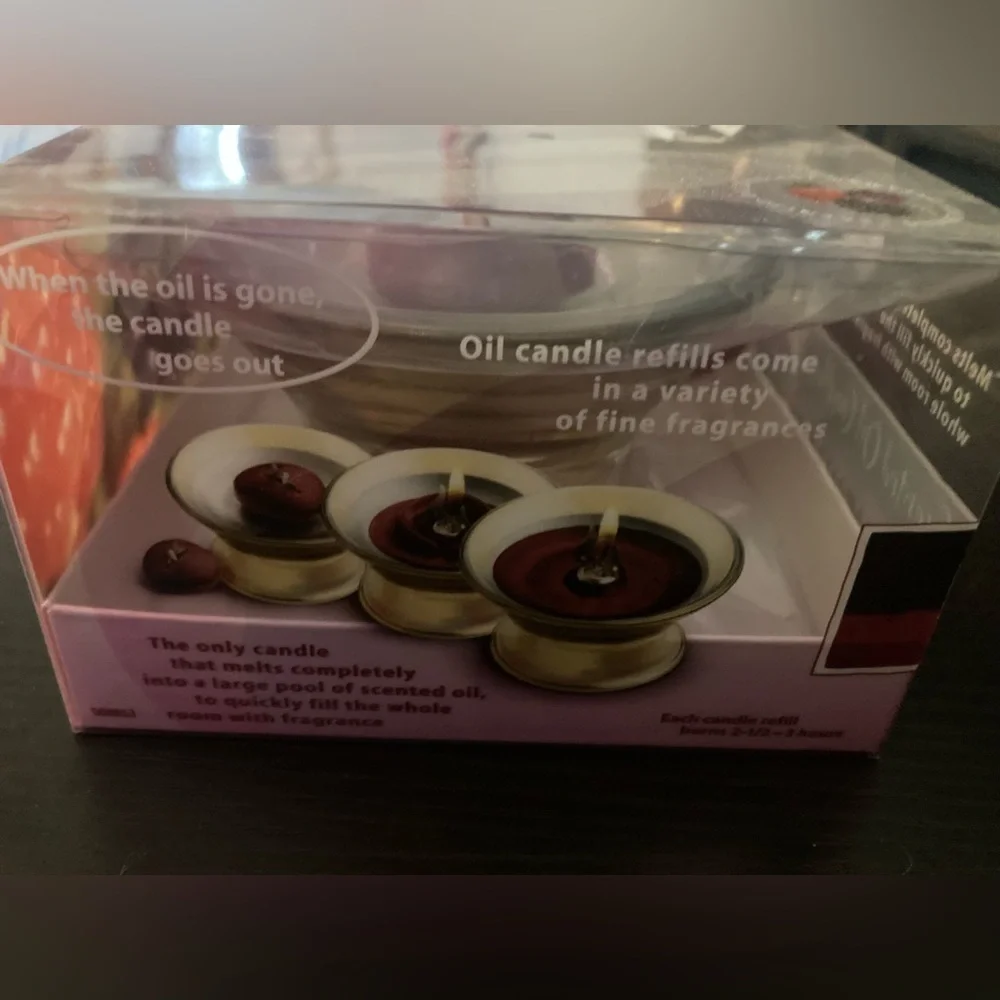 Glade scented oil candles in dewberry dreams scent. Comes with holder & 2 candle